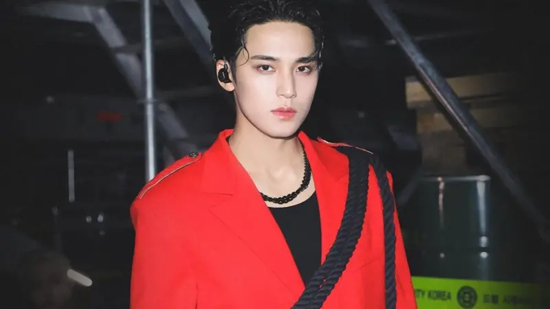 ▲金珉奎參加寶格麗Studio發佈會，被粉絲發現手機桌布是巨肌猛男。（圖／金珉奎IG）