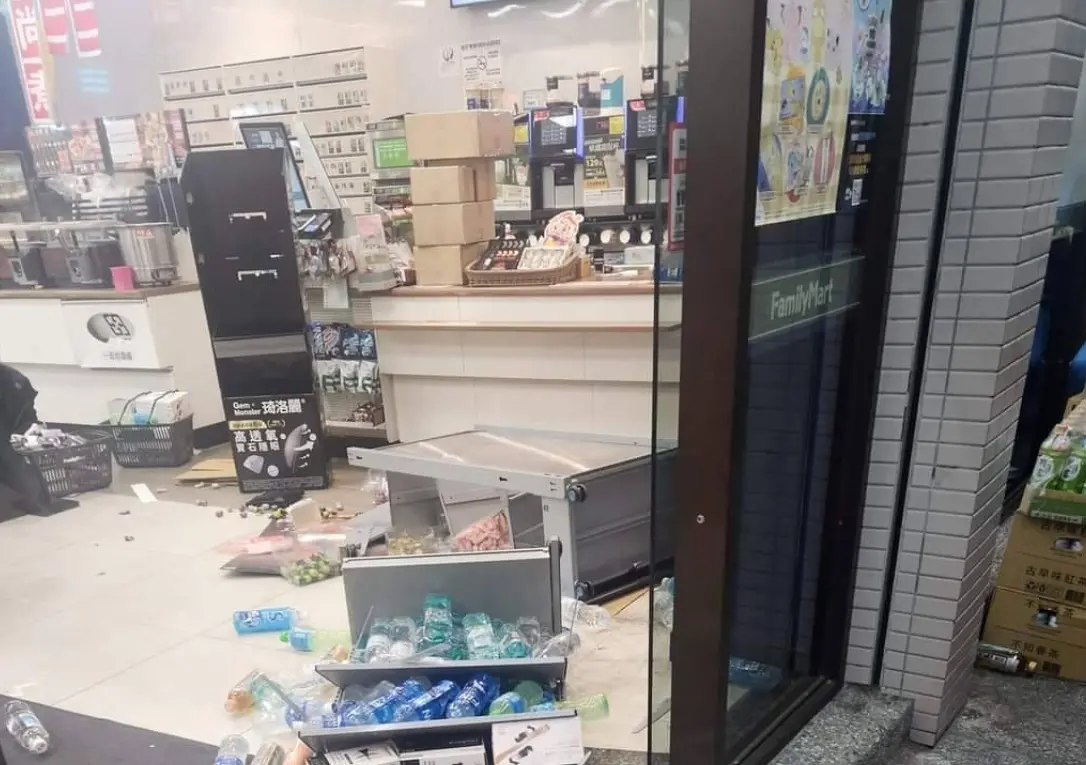 ▲15日晚間，新北市鶯歌36歲黃姓女子，前往便利商店購物時，突然情緒失控暴走，不但動手掌摑超商店員，還推倒店內貨架，店家對此堅持提告。（圖／翻攝畫面）