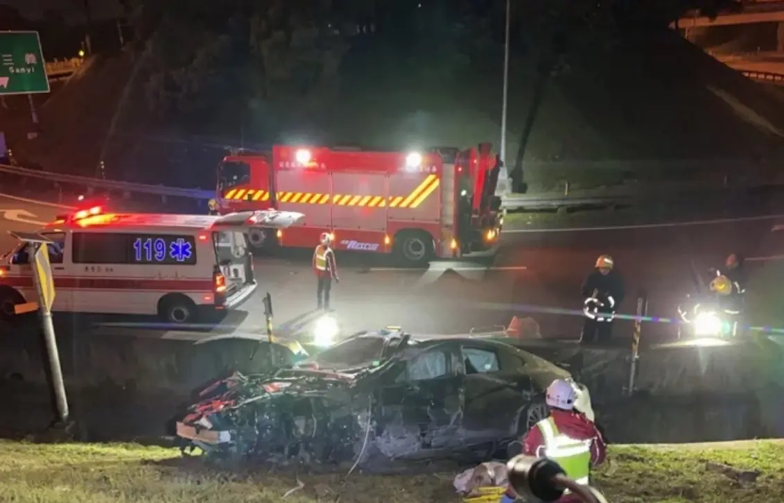 ▲16日清晨，姜姓男子駕駛保時捷轎車，行經國道1號三義交流道，不明原因失控衝出匝道護欄，姜男受困車內陷入昏迷，被緊急送醫救治。（圖／翻攝畫面）