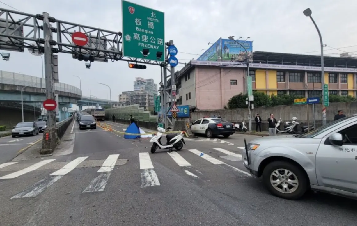 ▲16日上午，新北市土城區台65線上橋處，砂石車與電動機車發生擦撞，騎士遭輾過頭部重創當場死亡。（圖／翻攝畫面）