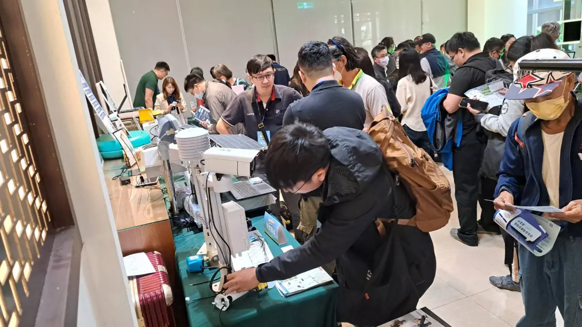 ▲高市府農業局舉辦「113年高雄智慧農業媒合會」，邀集智慧農業相關廠商和農友們進行痛點需求，會中有上百位農友和24家廠商參與，媒合率達七成。（圖／高市府農業局提供）