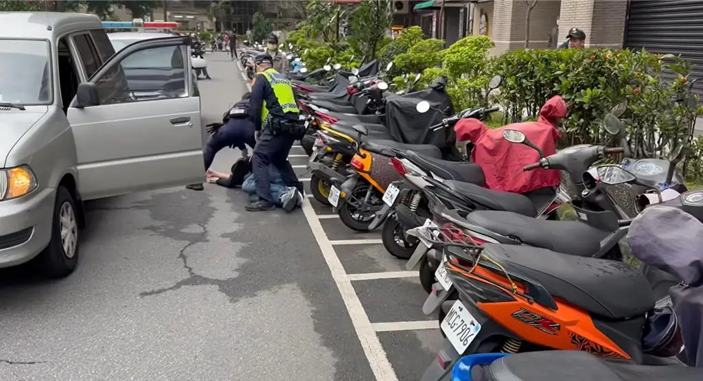 ▲陳男駕駛廂型車在汐止建成路橫衝直撞，最終遭警方壓制上銬。（圖／翻攝畫面）