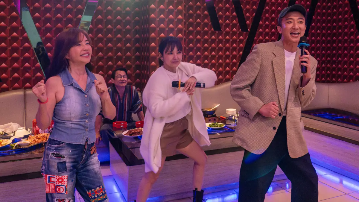 ▲愛紗（中）重現「大嘴巴」的經典歌曲〈喇舌〉舞蹈，結果慘被昔日的團員懷秋（右）調侃怒噴，「這個人心機重！」（圖／東森綜合提供）