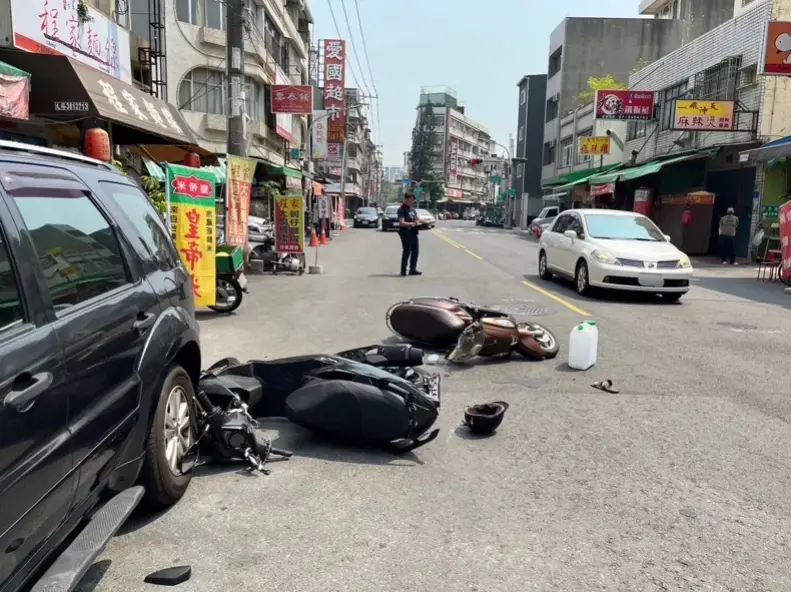 ▲黃男與陳男碰撞倒地後，腳掌慘遭機車拉桿插入。（圖／翻攝畫面）