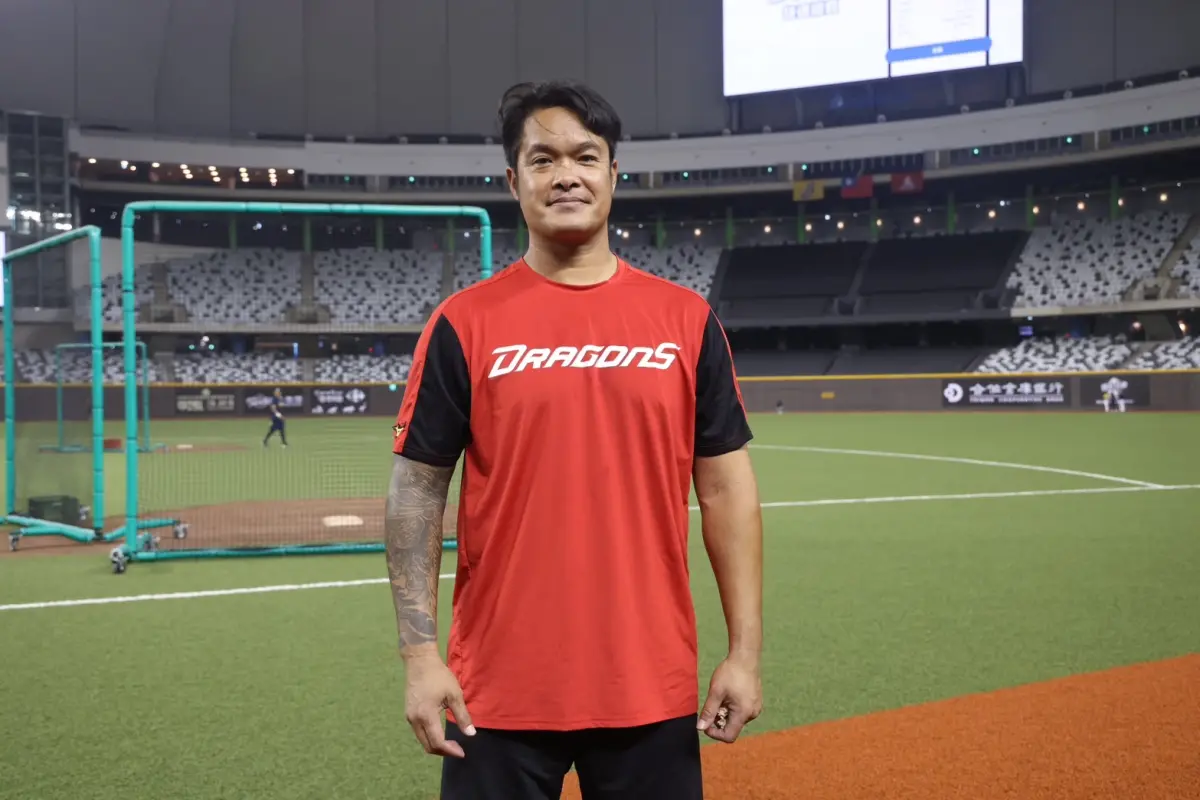 ▲味全龍「大師兄」林智勝祝褔決定引退的周思齊，並表示自己引退時想開開心心得離開球場。（圖／記者陳明中攝）