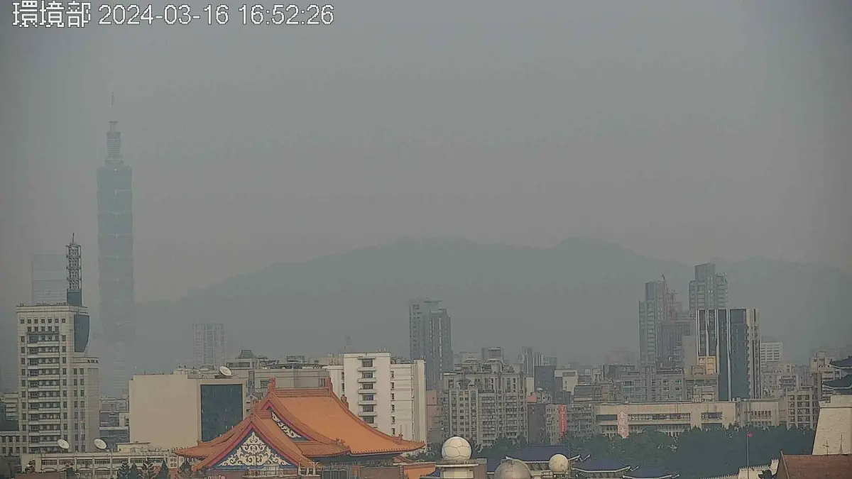 ▲今（16）日環境部空氣品質監測網顯示，西半部空氣品質普遍不佳，全台多地出現橘紅警示燈，圖為環境部大樓空品測站影像。（圖／取自環境部空氣品質監測網