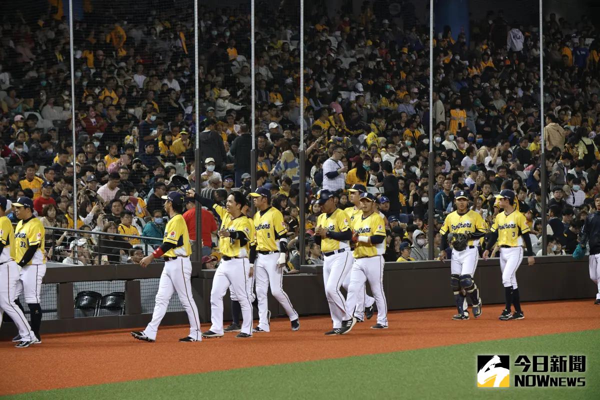 ▲中職大巨蛋的熱身賽首戰湧入19,898人，龍象大戰成為聯盟史上進場人數最多的熱身賽。（圖／記者陳明中攝）