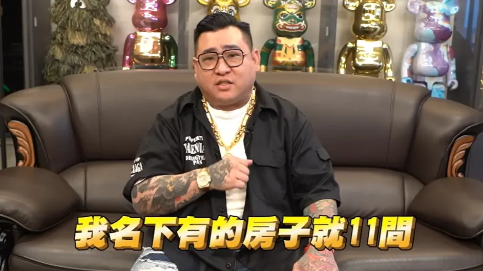 ▲網紅蹦闆踢爆游否希一番賞抽有詐騙粉絲之嫌爆紅，蹦闆背景引發討論，他曾透露自己27歲創業，8年賺進11間房，名下還有6~7輛車。（圖／翻攝蹦闆YouTube）