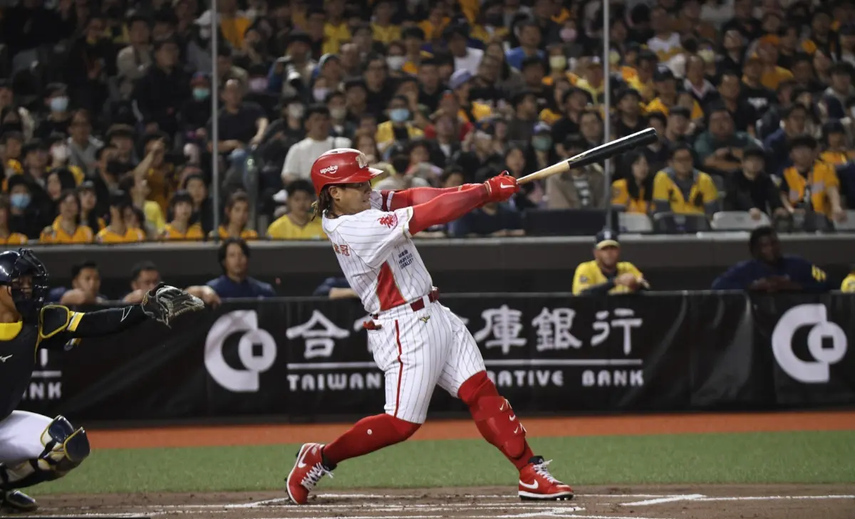 ▲味全龍重砲吉力吉撈·鞏冠轟出中職在大巨蛋的歷史首轟。（圖／記者陳明中攝）