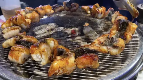 ▲北村韓食主打菜是活烤鰻魚，一份價格為168元人民幣（約新台幣715元）。（圖／YT「小明食食食」授權）