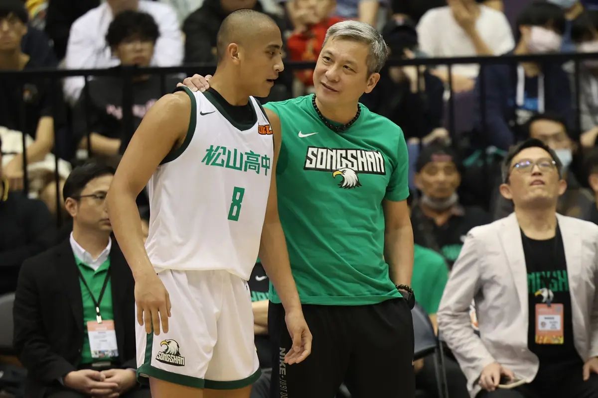 ▲高三球員「小黑」林現惟結束高中籃球生涯，未來將前往美國打球。「鐵血教頭」黃萬隆也正式告別HBL舞台，他在受訪時透露當年和林現惟結緣的故事。（圖／高中體總提供）