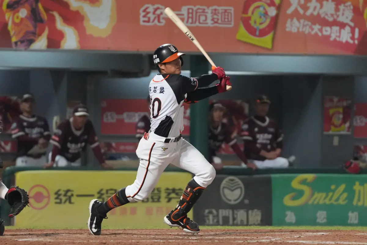 ▲統一獅9局下發起反攻，單局敲出7支安打灌入6分，許哲晏敲出再見安打逆轉勝樂天桃猿。（圖／統一獅提供）