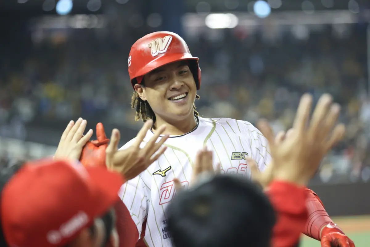 ▲味全龍重砲吉力吉撈．鞏冠敲出中職熱身賽的大巨蛋首轟。（圖／味全龍提供）