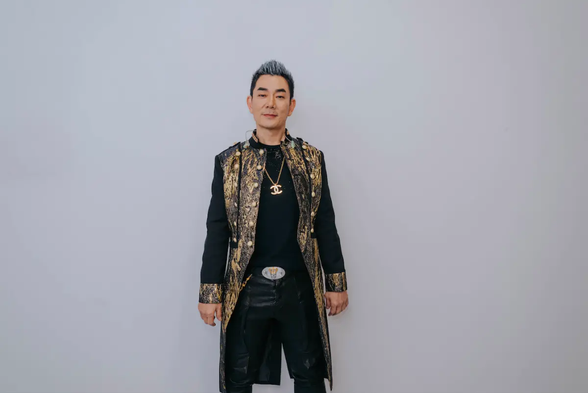 ▲天王任賢齊近期被週刊報導豪砸近上億新台幣買下中國青島的一整條街，升格「地產大亨」，對此經紀人闢謠，否認週刊報導內容。（圖／KKLIVE提供）