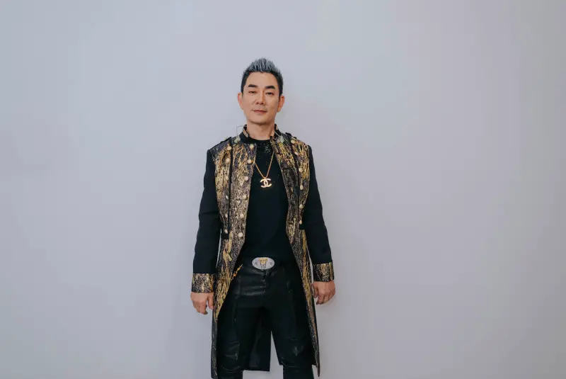 ▲天王任賢齊近期被週刊報導豪砸近上億新台幣買下中國青島的一整條街，升格「地產大亨」，對此經紀人闢謠，否認週刊報導內容。（圖／KKLIVE提供）