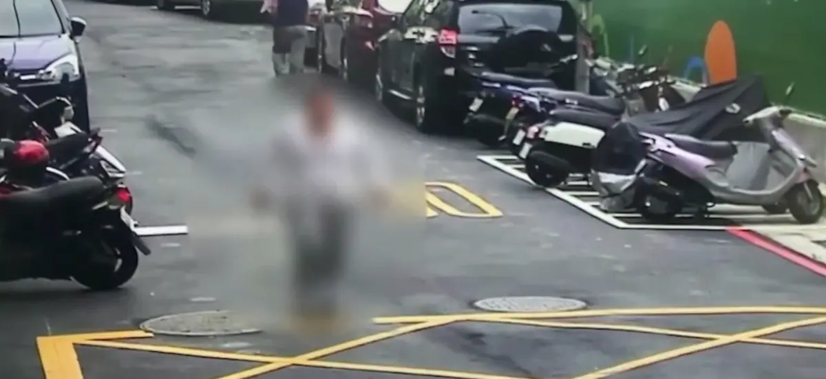 ▲一名賴姓男子疑因與父親起口角，在盛怒之下持刀跑出家門對路人叫囂。（圖／翻攝畫面）