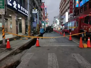 ▲消防局獲報後，立刻派員趕抵彰化員林市中山南路，並封鎖現場進行灌救。（圖／翻攝畫面）