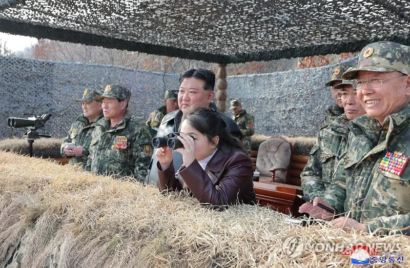 ▲金正恩與女兒金朱愛一同出席軍隊演習之資料照。（圖／翻攝自韓聯社）