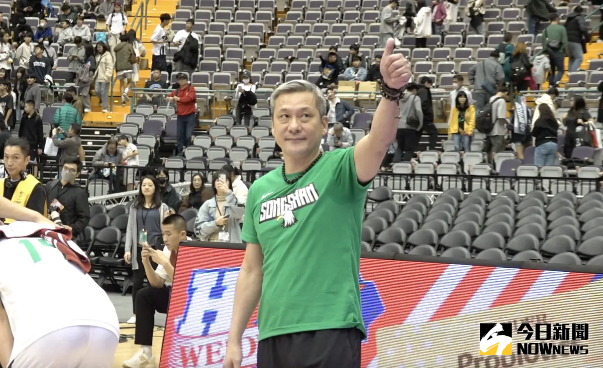 ▲松山高中16日以73:89輸給南山高中，無緣晉級冠軍戰，挑戰第7冠夢碎。名帥黃萬隆賽後走向觀眾席、向來到現場應援的球迷揮手致意，感謝他們的賣力加油。（圖／記者陳云茹攝）