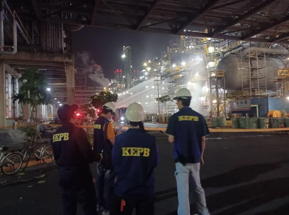 ▲16日晚間，中油林園廠發生火警，高雄市環保局指出，火警產生明顯粒狀污染物，已違反空氣污染防制法，將可依法裁處10萬至500萬元罰鍰。（圖／翻攝高雄市環保局）
