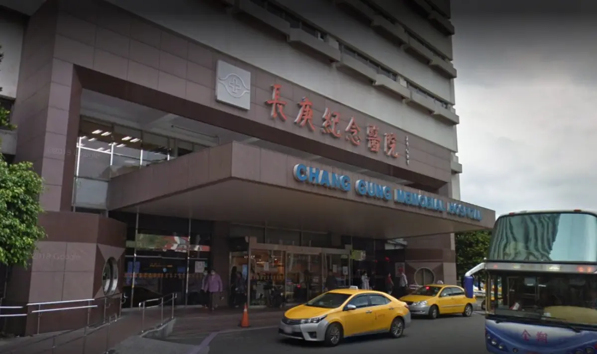 ▲謝男遭砍頭部傷口深可見骨、傷勢嚴重，所幸緊急送往基隆長庚醫院搶救，無生命危險，警方已逮捕其中1名涉案的林男。（圖／翻攝googlemap）