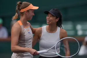 2024印地安泉公開賽女雙決戰,台灣名將謝淑薇以比利時好手Elise Mertens以6:3、6:4奪冠,她確定登上女雙球后。(圖/美聯社/達志影像) ▲2024印地安泉公開賽女雙決戰,台灣名將謝淑薇以比利時好手Elise Mertens以6:3、6:4奪冠,她確定登上女雙球后。(圖/美聯社/達志影像)