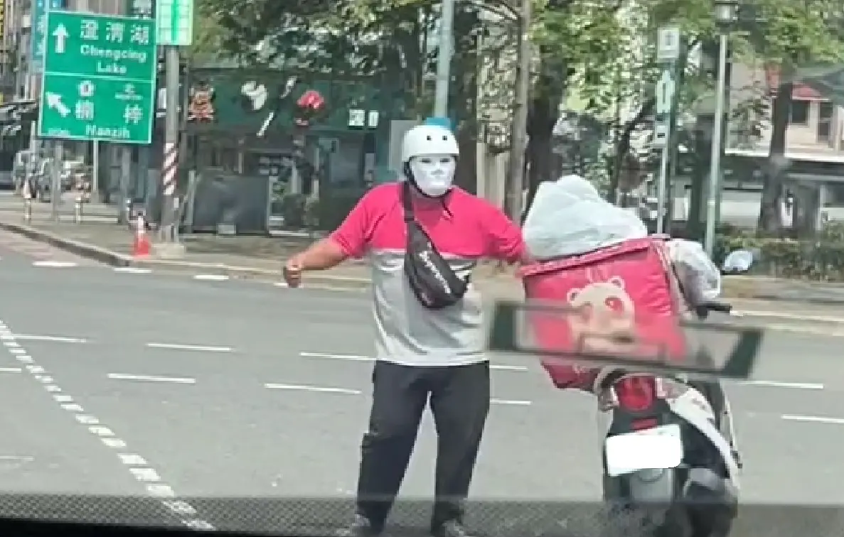 ▲16日中午，高雄市苓雅區中正一路附近，一名身型壯碩的熊貓外送員，於機車待轉區停等時，竟下車大跳「科目三」舞蹈。（圖／翻攝畫面）