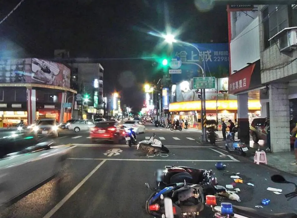 ▲16日晚間，鳳山警分局新甲派出所警員執行巡邏勤務時，發現一台自小客車駕駛開車邊抽菸，因此上前要求停車受檢，不料該小客車卻踩油門加速逃逸，沿路衝撞7台汽機車，造成2人受傷送醫。（圖／翻攝畫面）