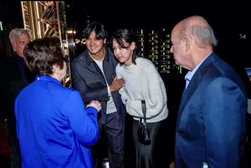 ▲大谷翔平、田中真美子夫婦連袂出席道奇晚宴,向與會的長輩Billie Jean King打招呼。(圖/翻攝自Jon Soohoo IG) ▲大谷翔平、田中真美子夫婦連袂出席道奇晚宴,向與會的長輩Billie Jean King打招呼。(圖/翻攝自Jon Soohoo IG)