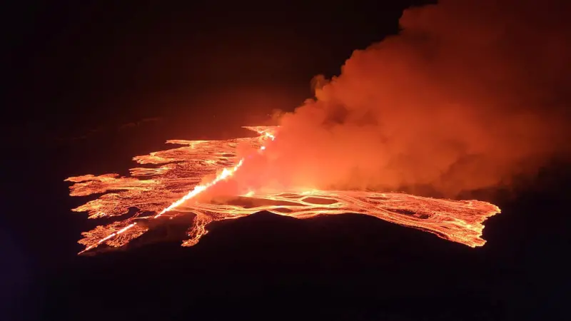 ▲冰島西南端的雷克雅內斯半島上的一座火山在當地時間16日晚間噴發，這是冰島火山在這4個月來第4次噴發。（圖／美聯社／達志影像）