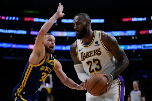 經典「勇湖大戰」,Stephen Curry(左)此役復出,對決湖人「詹皇」LeBron James,卻變成鬧劇。(圖/美聯社/達志影像) ▲經典「勇湖大戰」,Stephen Curry(左)此役復出,對決湖人「詹皇」LeBron James,卻變成鬧劇。(圖/美聯社/達志影像)