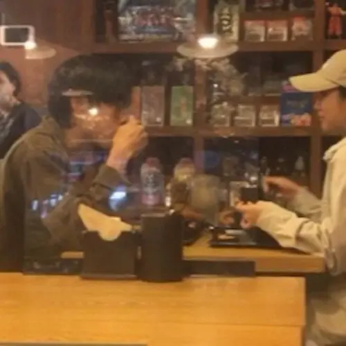 ▲韓國網友捕獲野生柳俊烈（左）、惠利約會，兩人直視對方的眼神超甜蜜。（圖／翻攝X）