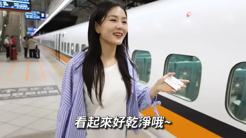 ▲脫北正妹金西雅，飛來台灣觀光並搭乘高鐵，讚嘆站內乾淨、設施多元。（圖／取自YT@KT story）
