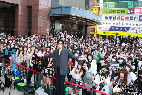 ▲婁峻碩在台北舉行簽唱會，現場聚集上千名粉絲。（圖／記者吳翊緁攝）