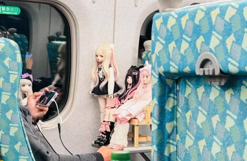 ▲網友搭乘高鐵時，遇到有乘客帶著四尊娃娃上車，讓他感到非常的新奇，同時又很困惑。（圖/路上觀察學院）