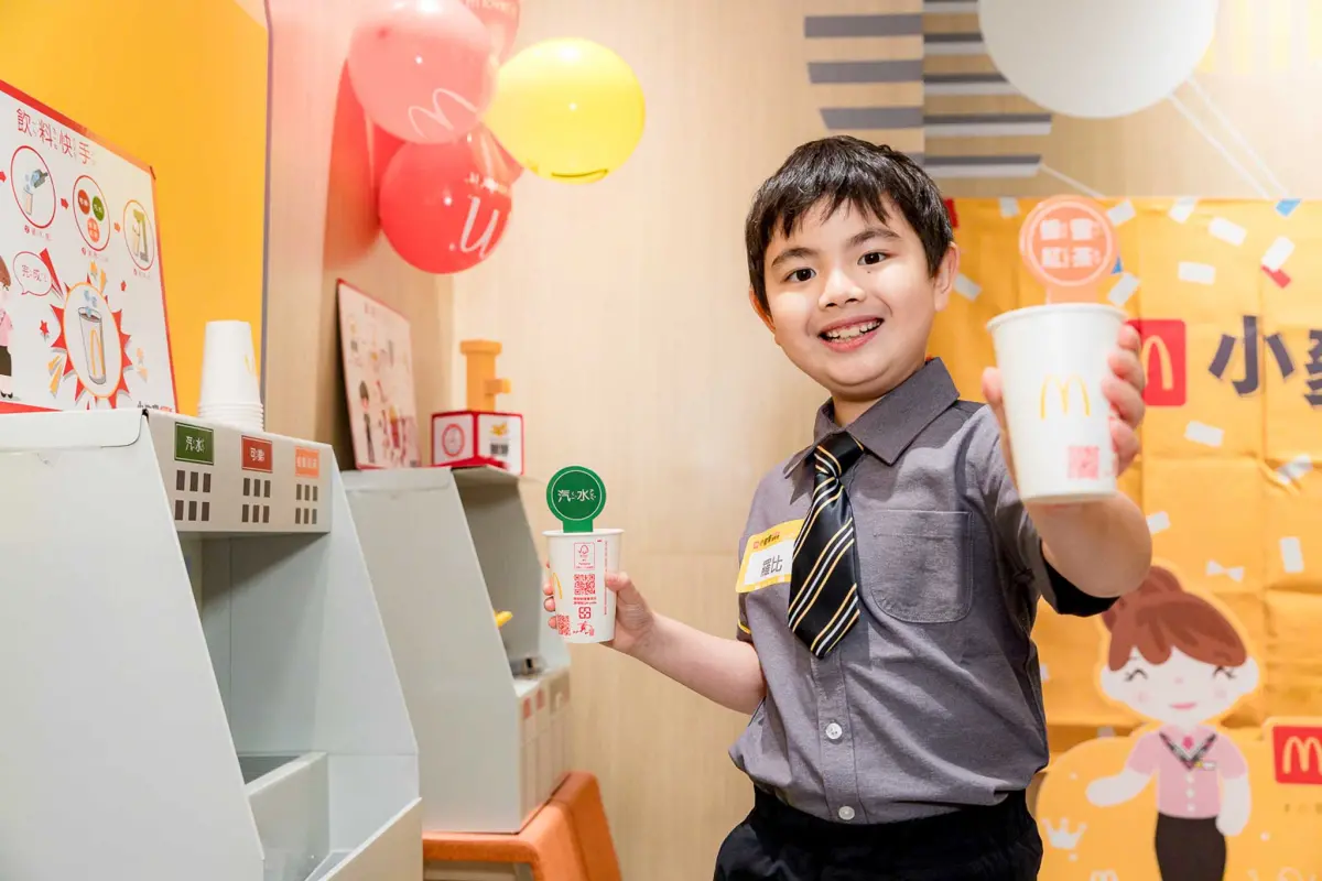 ▲台灣麥當勞也有「家家酒」玩具！報名暑假「小麥麥體驗營」，免費獲得漢堡肉排機、收銀機等全套6款玩具。2024最新歡樂送「買一送一」爽吃大薯、OREO冰炫風！微牽絲起司排雙牛堡也回歸。（圖／翻攝自麥當勞官網）