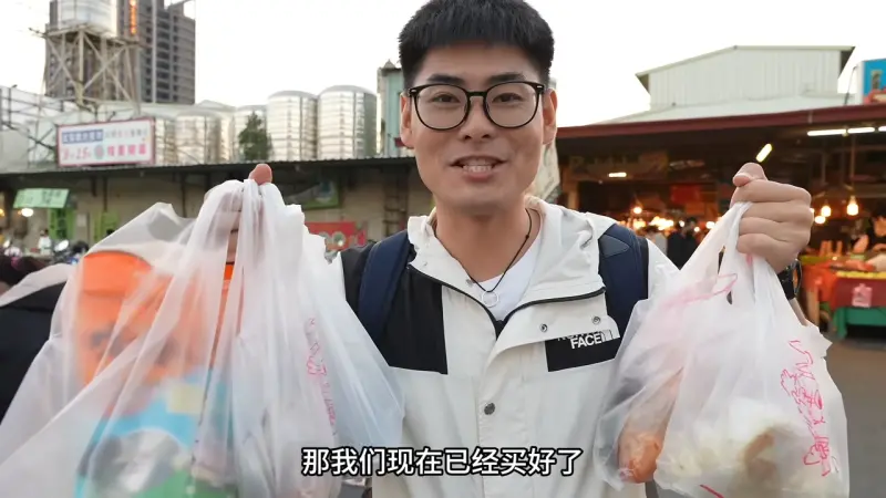 ▲小鐘Johnny在台南逛黃昏市場，體驗後覺得比夜市好逛好玩。（圖／取自Youtube頻道「小鐘Johnny」）