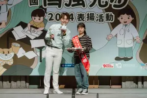家扶自強兒少周俞姍,學業上努力克服先天性重度聽力障礙,積極主動學習並在烹飪中獲得成就感,現場分享親手做的餅乾。(圖/家扶基金會提供) ▲家扶自強兒少周俞姍,學業上努力克服先天性重度聽力障礙,積極主動學習並在烹飪中獲得成就感,現場分享親手做的餅乾。(圖/家扶基金會提供)