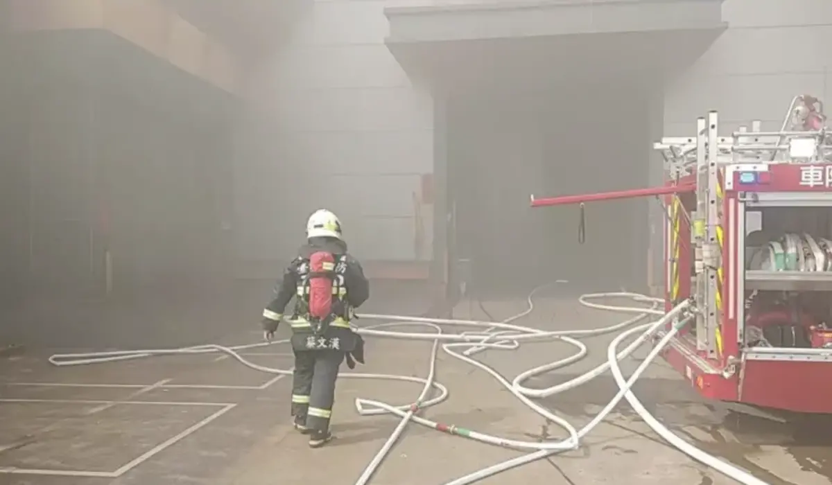 ▲台中市神岡區三和路一家工廠，今（17）日下午發生火災，陣陣濃煙在數公里外的豐原區都可看到，消防人員獲報後立即趕抵現場，台中市消防局獲報，目前正到場搶救中，初步確認無人員受困。（圖／翻攝畫面）