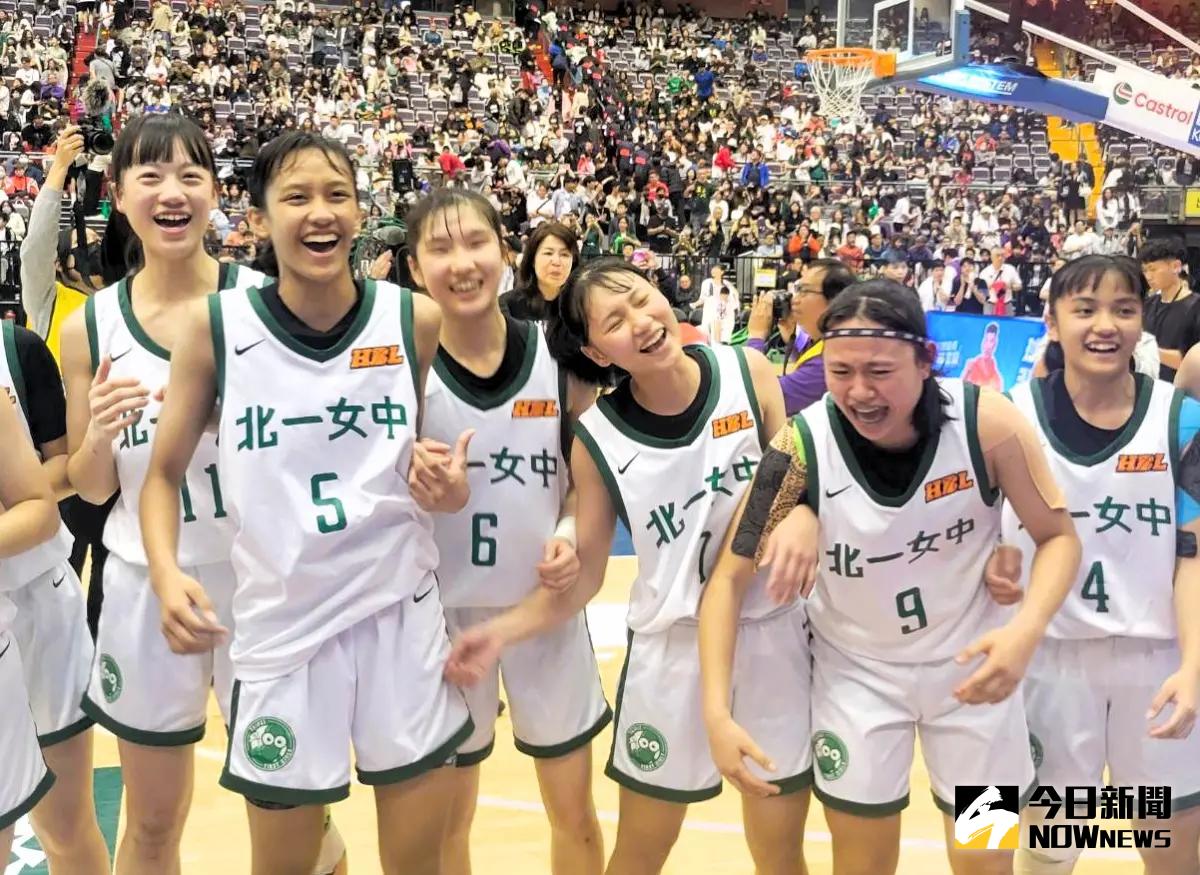 ▲北一女睽違12年再度攻頂，奪下隊史第二冠，全隊欣喜若狂。（圖／記者黃建霖攝）