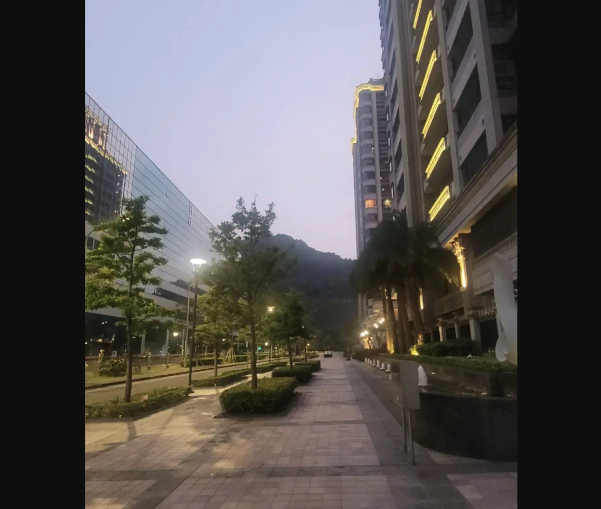 ▲新北一名22歲吳姓女子倒在社區游泳池，失去呼吸心跳，救護人員獲報到場後，將吳女送往新店慈濟醫院急救，不過吳女到院前已死亡，詳細原因仍待調查釐清。（圖／翻攝畫面）