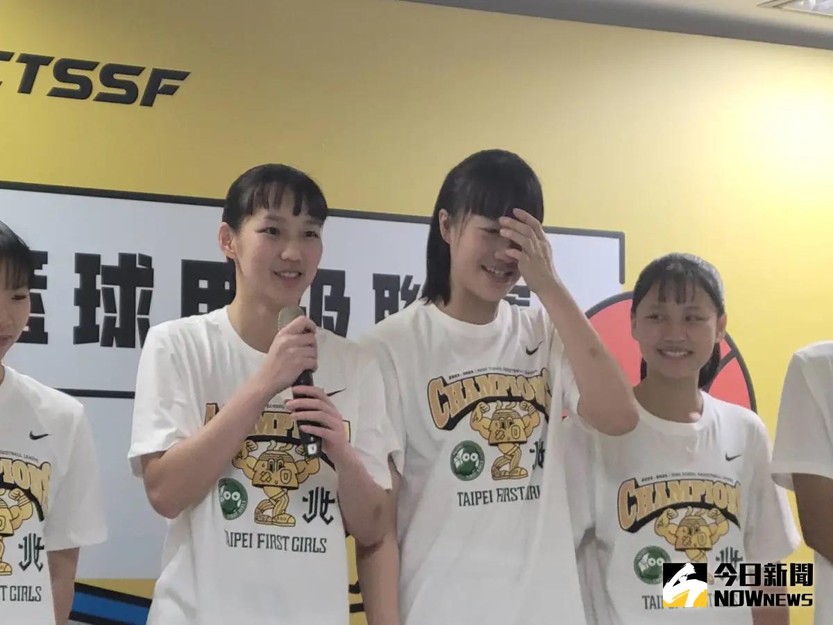 ▲北一女前鋒黃子芸自曝在來小巨蛋前一周膝蓋大傷，本來無法站上球場，但她實在太想和隊友一起打球了，所以忍受治療的痛苦，講到難過之時也忍不住痛哭，團隊氛圍相當感人。（圖／記者黃建霖攝）