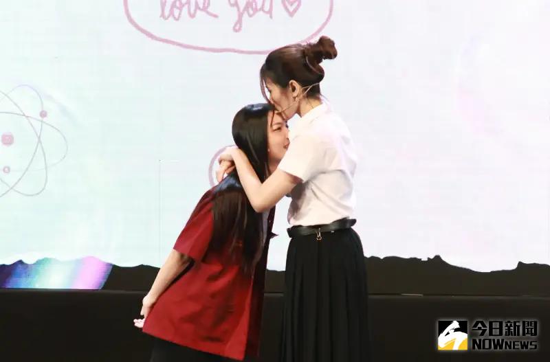 ▲▼泰國女神Lookkaew(左)、Anda在粉絲見面會大方親親。(圖/記者吳翊緁攝)