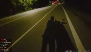 ▲企鵝妹將電動機車騎到沒電,所幸出現熱心澎湖人幫忙,才不用繼續推車。(圖/取自Twitch@Jinnytty) ▲企鵝妹將電動機車騎到沒電,所幸出現熱心澎湖人幫忙,才不用繼續推車。(圖/取自Twitch@Jinnytty)