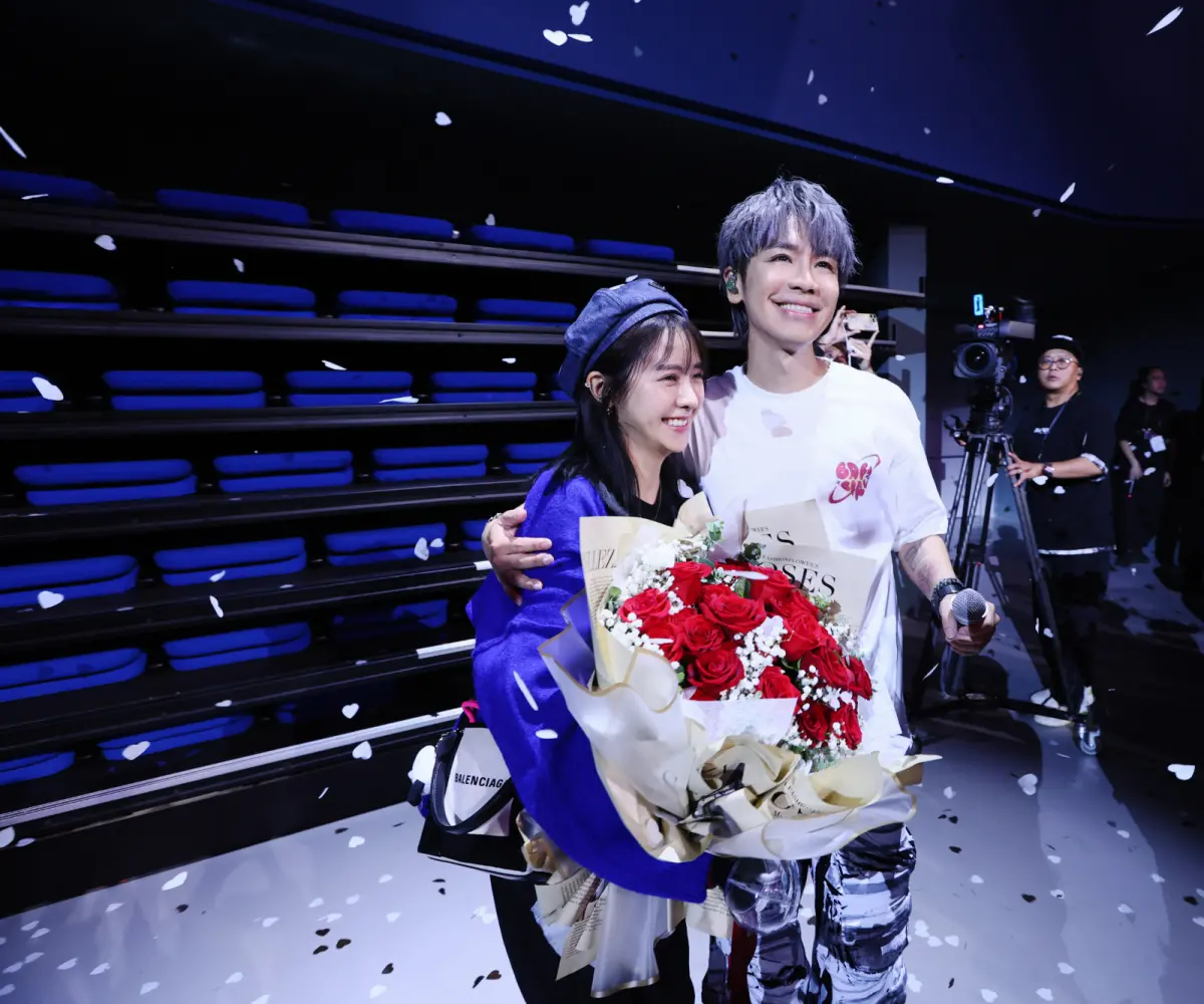 ▲鼓鼓（右）在演唱會上求婚女友大元，大元點頭答應了。（圖／相信音樂提供）