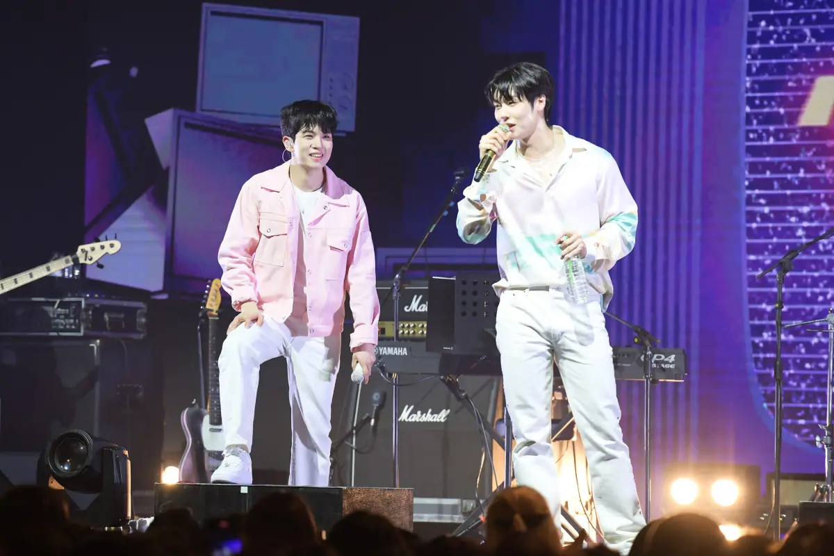▲N.Flying的隊長李承協（右）、柳會勝翻唱〈如果可以〉博得滿堂彩。（圖／讀者提供）
