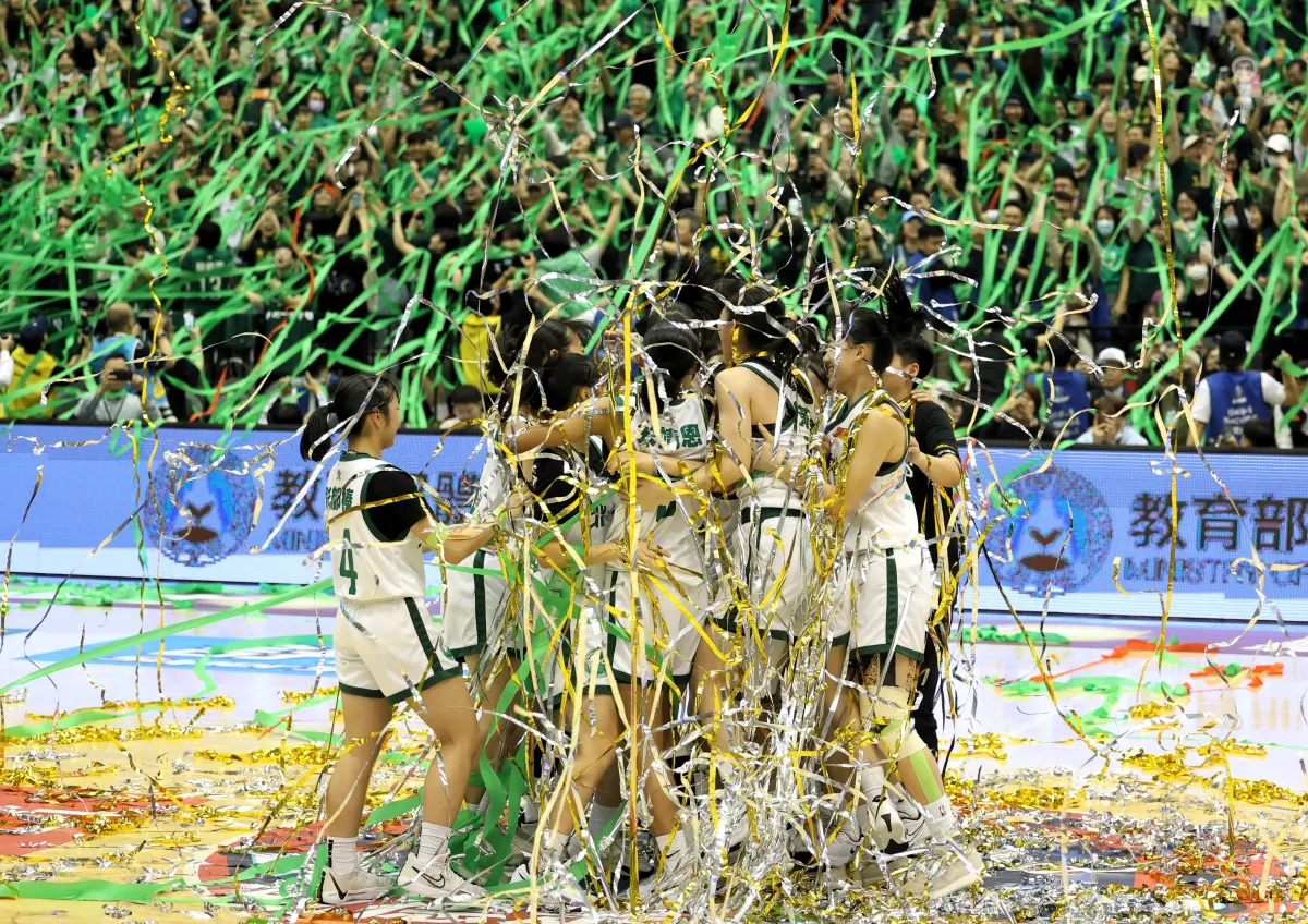 ▲HBL總決賽在賽前卻爆出北一女中家長會私自規劃加油區 200 個座位，並搭配加油棒、悠遊卡、應援 T 恤等物品，包裝成「北一專屬 HBL 大禮包」，以5281 元的高價販售，引發爭議。（圖／高中體總提供）