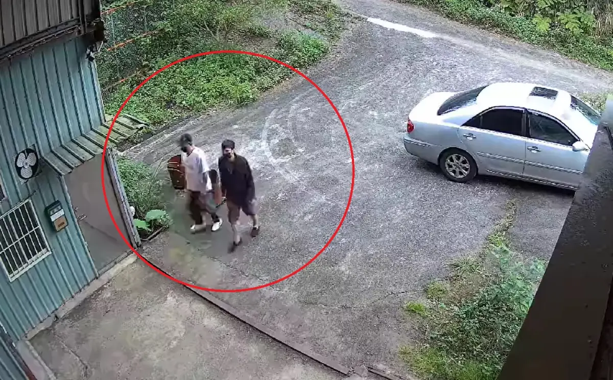 ▲公仔收藏家「瘋狂大叔」倉庫遭竊，警方逮捕5名嫌犯，未料沒過幾天，17日又發生2名男子企圖闖入倉庫行竊，被門口的監視器錄下。（圖／翻攝瘋狂大叔玩具倉庫粉絲團）