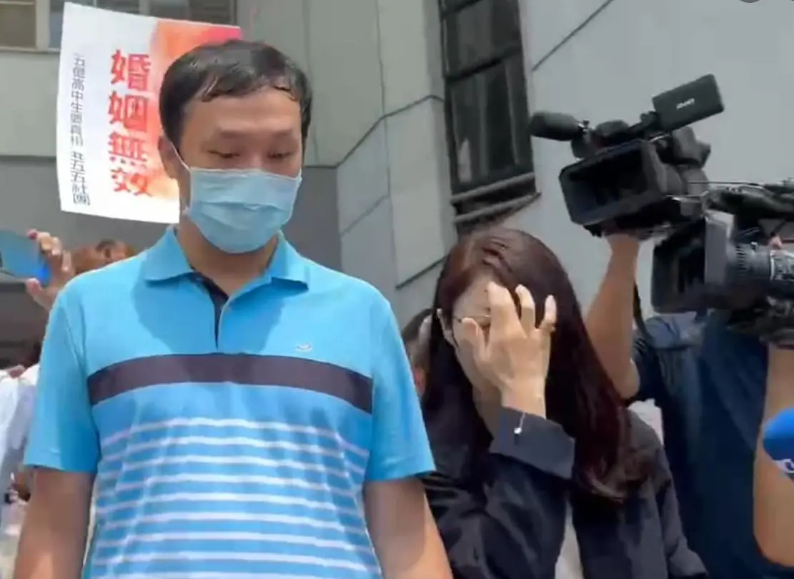 ▲夏男今日依舊身穿藍白相間的條紋POLO衫出庭，為第7度穿著同件上衣現身鏡頭前。（資料照／翻攝記者爆料網）