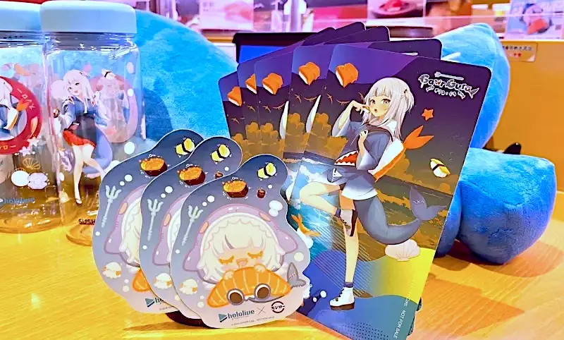 壽司郎Gawr Gura聯名「最後一波」今開搶!是古拉鮭魚壽司小被被 ▲台灣壽司郎聯名hololive全球最強VTuber鯊鯊Gawr Gura(噶嗚・古拉),週邊商品全台搶翻天、還驚動海外蝦民!今開搶最後一波滿額贈,是超萌古拉鮭魚壽司小被被造型貼紙。(圖/記者蕭涵云攝)